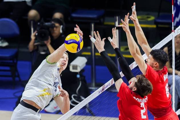 (250916) -- QUEZON CITY, Sept. 16, 2025 -- Illia Kovalev (L) of Ukraine competes during the pool F match between Ukraine and Algeria at the FIVB Men s World Championship, WM, Weltmeisterschaft 2025 in Quezon City, the Philippines, on Sept. 16, 2025. ) (SP)THE PHILIPPINES-QUEZON CITY-VOLLEYBALL-FIVB MEN S WORLD CHAMPIONSHIP 2025-UKR VS ALG ROUELLExUMALI 