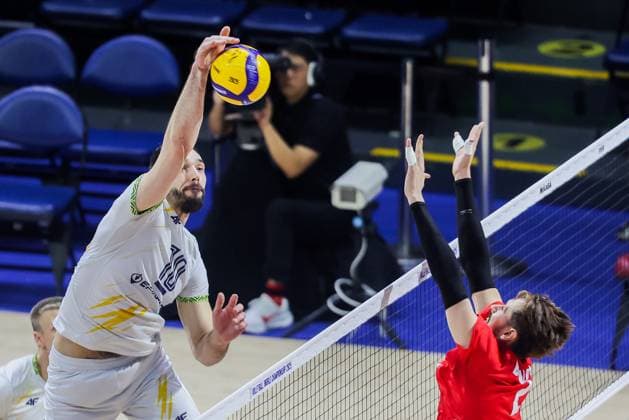(250916) -- QUEZON CITY, Sept. 16, 2025 -- Yurii Semeniuk (L) of Ukraine competes during the pool F match between Ukraine and Algeria at the FIVB Men s World Championship, WM, Weltmeisterschaft 2025 in Quezon City, the Philippines, on Sept. 16, 2025. ) (SP)THE PHILIPPINES-QUEZON CITY-VOLLEYBALL-FIVB MEN S WORLD CHAMPIONSHIP 2025-UKR VS ALG ROUELLExUMALI 