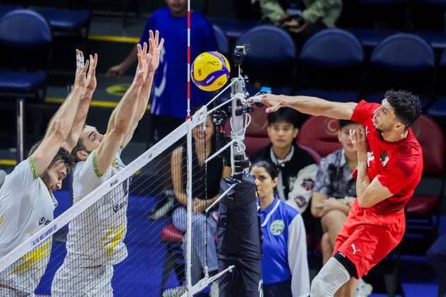 (250916) -- QUEZON CITY, Sept. 16, 2025 -- Boudjemaa Ikken (R) of Algeria competes during the pool F match between Ukraine and Algeria at the FIVB Men s World Championship, WM, Weltmeisterschaft 2025 in Quezon City, the Philippines, on Sept. 16, 2025. ) (SP)THE PHILIPPINES-QUEZON CITY-VOLLEYBALL-FIVB MEN S WORLD CHAMPIONSHIP 2025-UKR VS ALG ROUELLExUMALI 