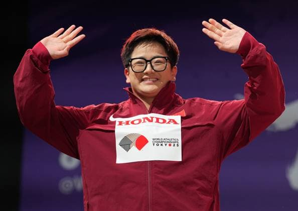 (250916) -- TOKYO, Sept. 16, 2025 -- Silver medalist Zhao Jie of China poses during the awarding ceremony of the women s hammer throw final at the 2025 World Athletics Championships in Tokyo, Japan, Sept. 16, 2025. ) (SP)JAPAN-TOKYO-ATHLETICS-WORLD ATHLETICS CHAMPIONSHIPS-WOMEN S HAMMER THROW-AWARDING CEREMONY JiangxHan 