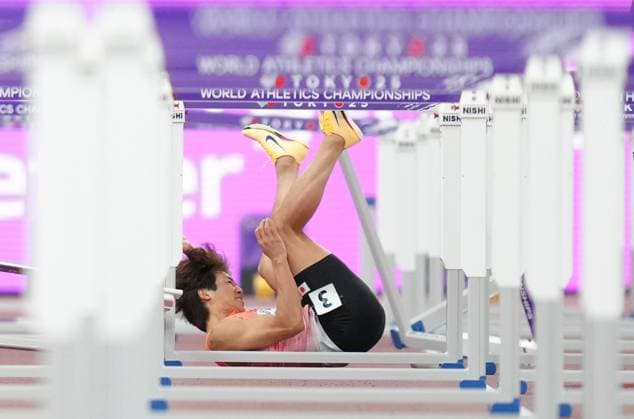 (250916) -- TOKYO, Sept. 16, 2025 -- Izumiya Shunsuke of Japan falls down during the men s 110m hurdles semifinal at the 2025 World Athletics Championships in Tokyo, Japan, Sept. 16, 2025. ) (SP)JAPAN-TOKYO-ATHLETICS-WORLD ATHLETICS CHAMPIONSHIPS-MEN S 110M HURDLES-SEMIFINAL JuxHuanzong 