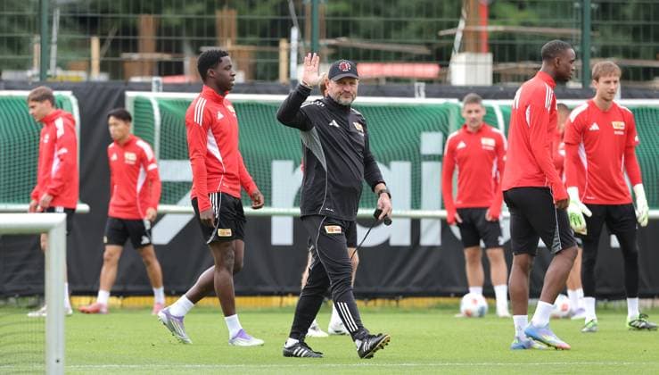 Trainer Steffen Baumgart winkt den Zuschauern Fußball Fussball Training 1.Bundesliga Herren DFL Saison 2025 2026 16.09.2025 1.FC Union Berlin FCU DFL regulations prohibit any use of photographs as image sequences and or quasi-video. *** Coach Steffen Baumgart waves to the spectators Sport Football Soccer Training 1 Bundesliga Men DFL Season 2025 2026 16 09 2025 1 FC Union Berlin FCU DFL regulations prohibit any use of photographs as image sequences and or quasi video