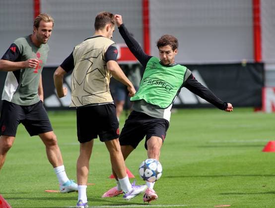 Fussball, Herren, Champions League, Saison 2025 2026, FC Bayern München, Abschlusstraining Josip Stanisic (FC Bayern München) (li.) mit Leon Goretzka (FC Bayern München) (re.) im zweikmapf um den Ball