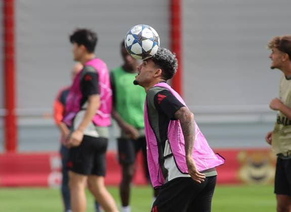 Fussball, Herren, Champions League, Saison 2025 2026, FC Bayern München, Abschlusstraining Luis Diaz (FC Bayern München) jongliert mit einem Ball am Kopf