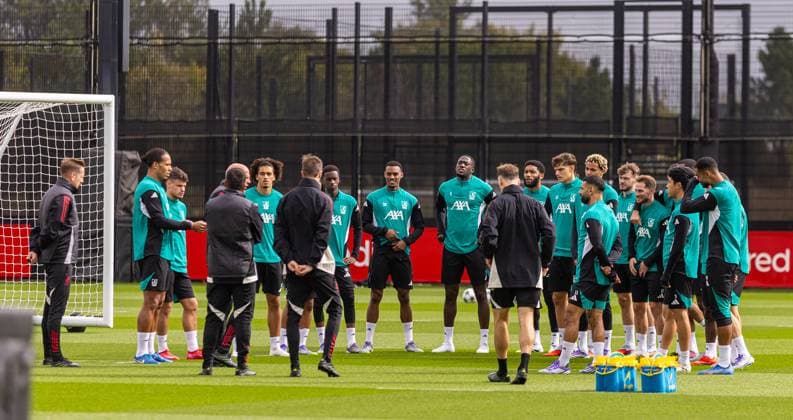 Football - UEFA Champions League - Liverpool FC v AtlÃ tico de Madrid - MD-1 LIVERPOOL, ENGLAND - Tuesday, September 16, 2025: Liverpool s head coach Arne Slot speaks to his squad during a training session at the AXA Training Centre ahead of the UEFA Champions League match between Liverpool FC and AtlÃ tico de Madrid. (Photo by David Rawcliffe Propaganda) LIVERPOOL AXA Training Centre MERSEYSIDE ENGLAND  Copyright: xDavidxRawcliffex P2025-09-16-Liverpool_Atletico_MD-1-27