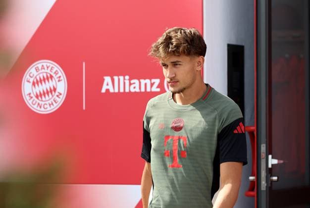 Fussball, Herren, Champions League, Saison 2025 2026, FC Bayern München, Abschlusstraining Tom Bischof (FC Bayern München) auf dem Weg zum Trainingsplatz, Kopf, Oberkörper