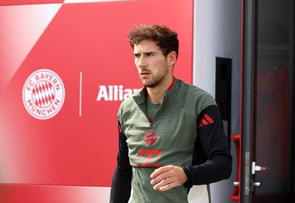 Fussball, Herren, Champions League, Saison 2025 2026, FC Bayern München, Abschlusstraining Leon Goretzka (FC Bayern München) auf dem Weg zum Trainingsplatz, Kopf, Oberkörper