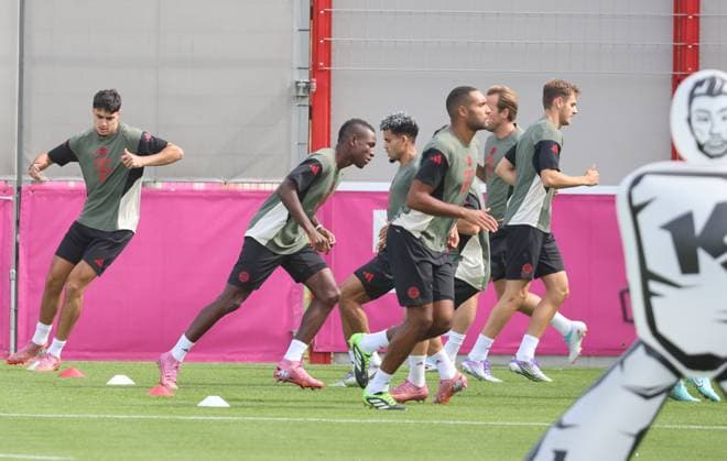 11 Nicolas Jackson (2.v.l.) und Kolllegen 45 Aleksandar Pavlovic, 14 Luis Diaz, 4 Jonathan Tah, 9 Harry Kane, 44 Josip Stanisic, Aktion, Laufen, Gruppe, Portraet, Portrait, Fussball Abschlusstraining UEFA Champions League Spiel - FC Bayern München vs. Chelsea FC 09.2025 Trainingsgelände, Säbenerstr. FOTO: Mladen Lackovic LakoPress