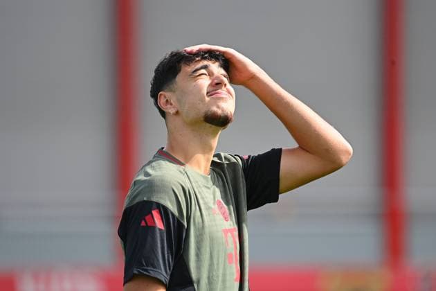 Aleksandar PAVLOVIC (Bayern Muenchen) blickt unglaeubig nach oben, Aktion,Einzelbild,angeschnittenes Einzelmotiv,Portraet,Portrait,Porträt. Abschlusstraining am 16.09.2025 Fussball Champions League,Saison 2025 26 FC Bayern Muenchen FC Chelsea