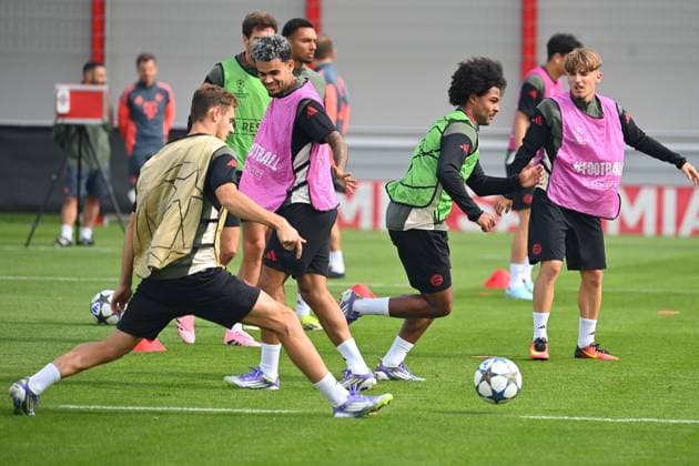 v.li:Josip STANISIC (Bayern Muenchen),Luis DIAZ (Bayern Muenchen), Serge GNABRY (FC Bayern Muenchen), Lennart KARL (Bayern Muenchen),Aktion,Zweikampf. Abschlusstraining am 16.09.2025 Fussball Champions League,Saison 2025 26 FC Bayern Muenchen FC Chelsea