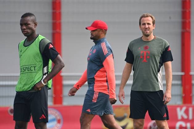 v.li:Nicolas JACKSON (Bayern Muenchen),Trainer Vincent KOMPANY (Bayern Muenchen), Harry KANE (Bayern Muenchen). Abschlusstraining am 16.09.2025 Fussball Champions League,Saison 2025 26 FC Bayern Muenchen FC Chelsea