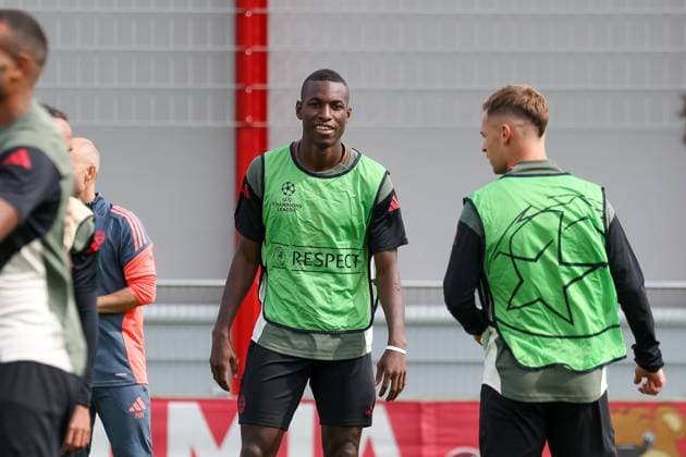 Nicolas Jackson (FC Bayern Muenchen, 11) mit Joshua Kimmich (FC Bayern Muenchen, 06), GER, Abschlusstraining, FC Bayern Muenchen, Fussball, UEFA Champions League, Liga-Phase, 1. Spieltag, Saison 2025 2026, 16.09.2025, GER, Abschlusstraining, FC Bayern Muenchen, Fussball, UEFA Champions League, Liga-Phase, 1. Spieltag, Saison 2025 2026, 16.09.2025 Muenchen Copyright: xEibner-Pressefoto JennixMaulx EP_JML