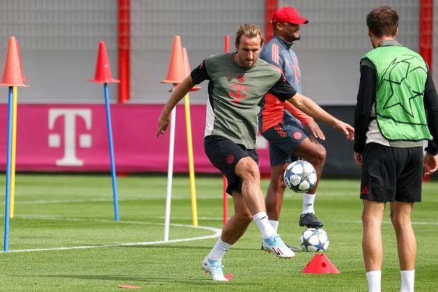Harry Kane (FC Bayern Muenchen, 09) mit Ball, mit Leon Goretzka (FC Bayern Muenchen, 08) und Vincent Kompany (FC Bayern Muenchen, Cheftrainer), GER, Abschlusstraining, FC Bayern Muenchen, Fussball, UEFA Champions League, Liga-Phase, 1. Spieltag, Saison 2025 2026, 16.09.2025, GER, Abschlusstraining, FC Bayern Muenchen, Fussball, UEFA Champions League, Liga-Phase, 1. Spieltag, Saison 2025 2026, 16.09.2025 Muenchen Copyright: xEibner-Pressefoto JennixMaulx EP_JML