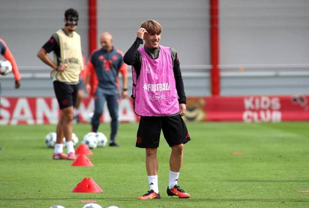 Fussball, Herren, Champions League, Saison 2025 2026, FC Bayern München, Abschlusstraining Lennart Karl (FC Bayern München) greift sich mit der Hand an den Kopf, nachdenken, überlegen, Geste