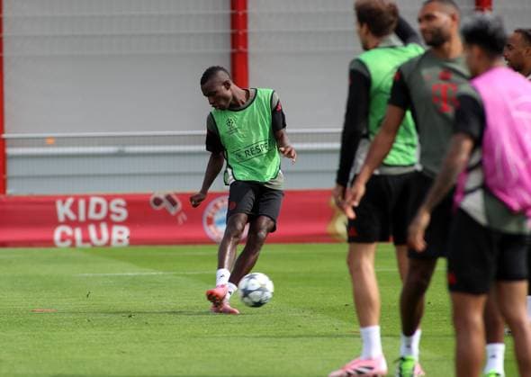 Fussball, Herren, Champions League, Saison 2025 2026, FC Bayern München, Abschlusstraining Nicolas Jackson (FC Bayern München) spielt einen Ball