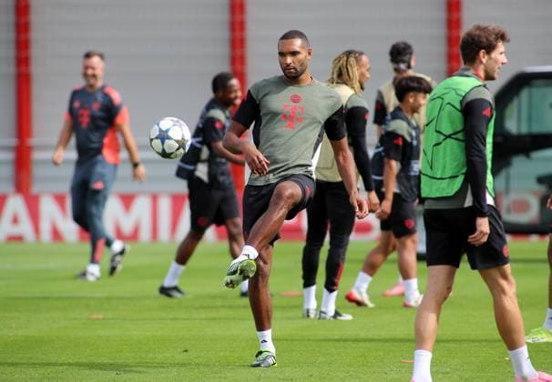 Fussball, Herren, Champions League, Saison 2025 2026, FC Bayern München, Abschlusstraining Jonathan Tah (FC Bayern München) spielt einen Ball