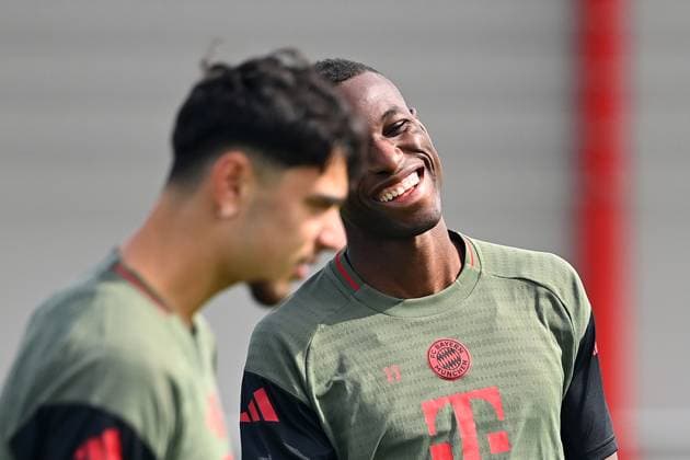 Nicolas JACKSON (Bayern Muenchen), Portrait,Portraet.lacht,lachen, lachend,optimistisch,gutgelaunt, Li:Aleksandar PAVLOVIC (Bayern Muenchen). Abschlusstraining am 16.09.2025 Fussball Champions League,Saison 2025 26 FC Bayern Muenchen FC Chelsea