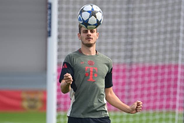 Josip STANISIC (Bayern Muenchen), Aktion,Einzelbild,angeschnittenes Einzelmotiv,Halbfigur,halbe Figur. Abschlusstraining am 16.09.2025 Fussball Champions League,Saison 2025 26 FC Bayern Muenchen FC Chelsea