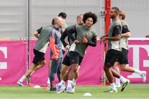 Serge Gnabry (FC Bayern Muenchen, 07) mit Jonathan Tah (FC Bayern Muenchen, 04) und Konrad Laimer (FC Bayern Muenchen, 27), mit Harry Kane (FC Bayern Muenchen, 09), GER, Abschlusstraining, FC Bayern Muenchen, Fussball, UEFA Champions League, Liga-Phase, 1. Spieltag, Saison 2025 2026, 16.09.2025, GER, Abschlusstraining, FC Bayern Muenchen, Fussball, UEFA Champions League, Liga-Phase, 1. Spieltag, Saison 2025 2026, 16.09.2025 Muenchen Copyright: xEibner-Pressefoto JennixMaulx EP_JML