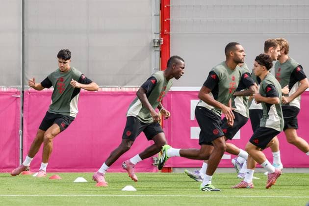 Aleksandar Pavlovic (FC Bayern Muenchen, 45) mit Nicolas Jackson (FC Bayern Muenchen, 11) und Jonathan Tah (FC Bayern Muenchen, 04), GER, Abschlusstraining, FC Bayern Muenchen, Fussball, UEFA Champions League, Liga-Phase, 1. Spieltag, Saison 2025 2026, 16.09.2025, GER, Abschlusstraining, FC Bayern Muenchen, Fussball, UEFA Champions League, Liga-Phase, 1. Spieltag, Saison 2025 2026, 16.09.2025 Muenchen Copyright: xEibner-Pressefoto JennixMaulx EP_JML