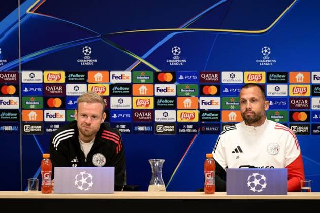 AMSTERDAM - Davy Klaassen, coach of Ajax, John Heitinga, during a training session at De Toekomst in preparation for the Champions League match against Internazionale. ANP OLAF KRAAK xVIxANPxSportx xxANPxIVx 536492252 originalFilename: 536492252.jpg