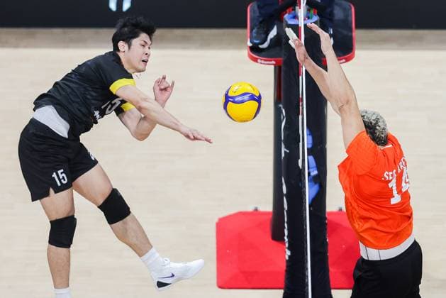 (250916) -- PASAY CITY, Sept. 16, 2025 -- Marck Jesus Espejo (L) of the Philippines competes against Seifeldin Hassan Aly of Egypt during the pool A match between the Philippines and Egypt at the FIVB Men s World Championship, WM, Weltmeisterschaft 2025 in Pasay City, the Philippines, on Sept. 16, 2025. ) (SP)THE PHILIPPINES-PASAY CITY-VOLLEYBALL-FIVB MEN S WORLD CHAMPIONSHIP 2025-PHI VS EGY ROUELLExUMALI 