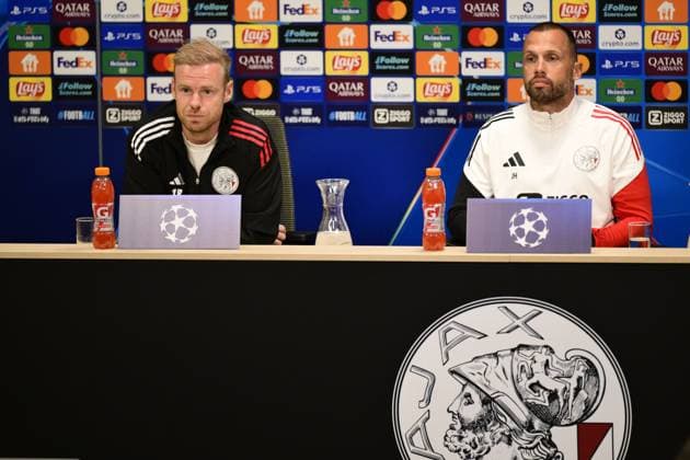 AMSTERDAM - Davy Klaassen, coach of Ajax, John Heitinga, during a training session at De Toekomst in preparation for the Champions League match against Internazionale. ANP OLAF KRAAK xVIxANPxSportx xxANPxIVx 536492261 originalFilename: 536492261.jpg