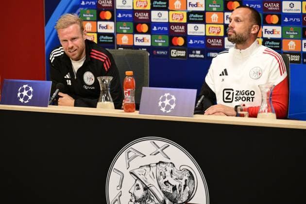 AMSTERDAM - Davy Klaassen, coach of Ajax, John Heitinga, during a training session at De Toekomst in preparation for the Champions League match against Internazionale. ANP OLAF KRAAK xVIxANPxSportx xxANPxIVx 536492277 originalFilename: 536492277.jpg