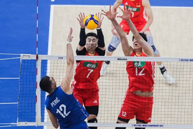 (250916) -- PASAY CITY, Sept. 16, 2025 -- Pavle Peric (Front) of Serbia competes during the pool H match between China and Serbia at the FIVB Men s World Championship, WM, Weltmeisterschaft 2025 in Pasay City, the Philippines, on Sept. 16, 2025. ) (SP)THE PHILIPPINES-PASAY CITY-VOLLEYBALL-FIVB MEN S WORLD CHAMPIONSHIP 2025-CHN VS SRB ROUELLExUMALI 