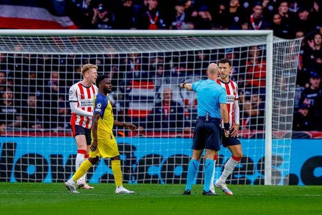 EINDHOVEN , 16-09-2025 , Philips Stadium , season 2025 2026 , UEFA Champions League football , league phase, match between PSV and Union SG , picture shows Referee Anthony Taylor gives Union SG a penalty kick PSV - Union SG  x31052910x Copyright: