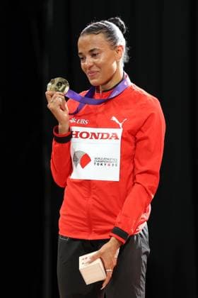 September 16, 2025, Shinjuku, Tokyo, Japan: Ditaji KAMBUNDJI of Switzerland celebrates with her Gold Medal in the Women s 100m Hurdles Medal Ceremony at the Tokyo 2025 World Athletics Championships in Tokyo, Japan Shinjuku Japan - ZUMAc179 20250916_zep_c179_082 Copyright: xMickaelxChavetx