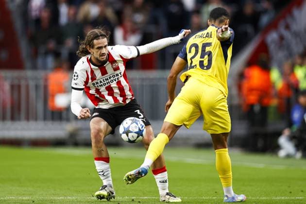 EINDHOVEN - (l-r) Yarek Gasiorowski of PSV Eindhoven, Anan Khalaili of Royale Union Saint-Gilloise during the UEFA Champions League match between PSV Eindhoven and Royale Union Saint-Gilloise at the Phillips Stadium on September 16, 2025, in Eindhoven, Netherlands. ANP MAURICE VAN STEEN UEFA Champions League 2025 26 xVIxANPxSportx xxANPxIVx 536514021 originalFilename: 536514021.jpg