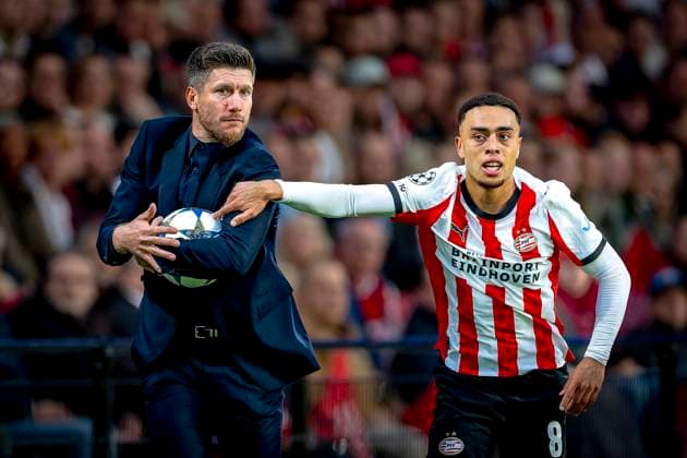 Union Saint-Gilloise trainer Sebastien Pocognili, PSV Eindhoven defender Sergino Dest during the match PSV - Royale Union Saint-Gilloise at the Philips stadium for the Champions League - League phase - Matchday 1 season 2025-2026 in EINDHOVEN, Netherlands on 16 september 2025, (photo by Marcel van Dorst EYE4images DeFodi Images)