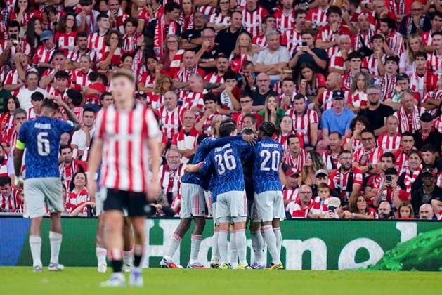 Gabriel Martinelli of Arsenal (hidden) celebrates with teammates after scoring their side s first goal of the game Athletic Bilbao v Arsenal, UEFA Champions League, Group Stage, Football, Estadio de San Mames, Bilbao, Spain - 16 Sep 2025Bilbao Estadio de San Mames Spain EDITORIAL USE ONLY No use with unauthorised audio, video, data, fixture lists, club league logos or live services. Online in-match use limited to 120 images, no video emulation. No use in betting, games or single club league player publications. Copyright: xSergioxRuiz Shutterstockx 15481341cp