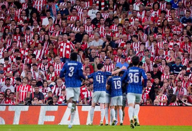 Gabriel Martinelli of Arsenal (hidden) celebrates with teammates after scoring their side s first goal of the game Athletic Bilbao v Arsenal, UEFA Champions League, Group Stage, Football, Estadio de San Mames, Bilbao, Spain - 16 Sep 2025Bilbao Estadio de San Mames Spain EDITORIAL USE ONLY No use with unauthorised audio, video, data, fixture lists, club league logos or live services. Online in-match use limited to 120 images, no video emulation. No use in betting, games or single club league player publications. Copyright: xSergioxRuiz Shutterstockx 15481341cm