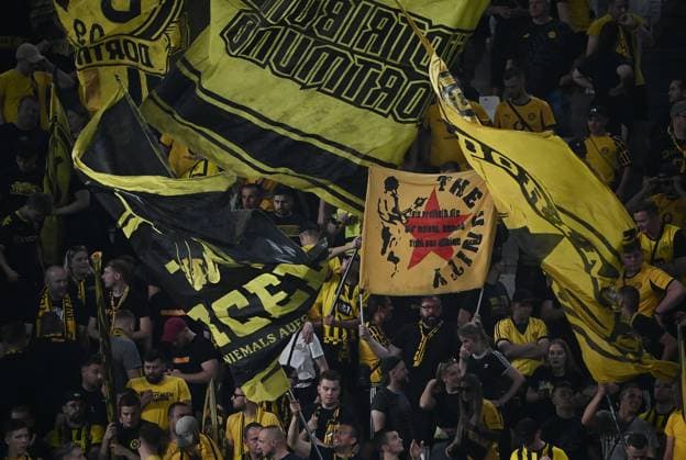 Juventus v Borussia Dortmund - UEFA Champions League TURIN, ITALY - SEPTEMBER 16: Borussia Dortmund supporters wave flag before the League phase UEFA Champions League football match between Juventus and Borussia Dortmund at the Juventus Stadium in Turin, Italy, on September 16, 2025. Isabella Bonotto Anadolu Turin Italy. Editorial use only. Please get in touch for any other usage.  Copyright: x2025xAnadoluxIsabellaxBonottox