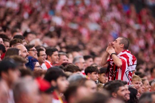 September 16, 2025, Bilbao, Vizcaya, SPAIN: Supporters of Athletic Club reacts during the UEFA Champions League 2025 26 League Phase MD1 match between Athletic Club and Arsenal FC at San Mames on September 16, 2025, in Bilbao, Spain. Bilbao SPAIN - ZUMAa181 20250916_zaa_a181_034 Copyright: xRicardoxLarreinax