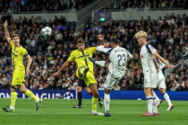 UEFA Champions League League Stage Tottenham Hotspur v Villarreal Pedro Porro of Tottenham Hotspur clears ball under pressure during the UEFA Champions League match Tottenham Hotspur vs Villarreal at Tottenham Hotspur Stadium, London, United Kingdom, 16th September 2025 (Photo by Mark Cosgrove News Images) London Tottenham Hotspur Stadium United Kingdom Copyright: xMarkxCosgrove NewsxImagesx