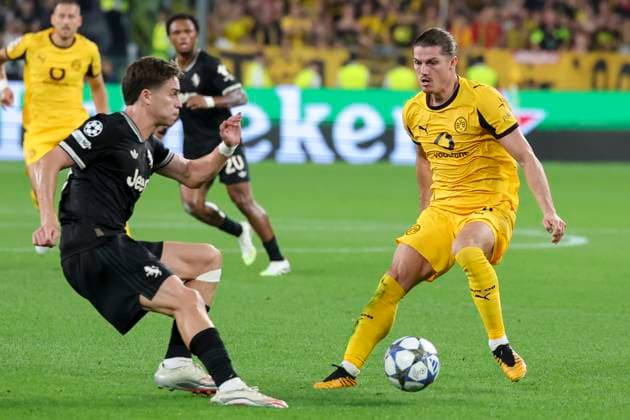 Andrea Cambiaso (Juventus FC) und Marcel Sabitzer (Borussia Dortmund) kaempfen um den Ball, UEFA Champions League 2025 26 League Phase MD1, Juventus v Borussia Dortmund, Juventus Stadium am 16. September 2025 in Turin, Italien. (Foto von Marco Steinbrenner DeFodi Images) Andrea Cambiaso (Juventus FC) und Marcel Sabitzer (Borussia Dortmund) battle for the ball, UEFA Champions League 2025 26 League Phase MD1, Juventus v Borussia Dortmund, Juventus Stadium, September 16, 2025 in Turin, Italy. (Photo by Marco Steinbrenner DeFodi Images)