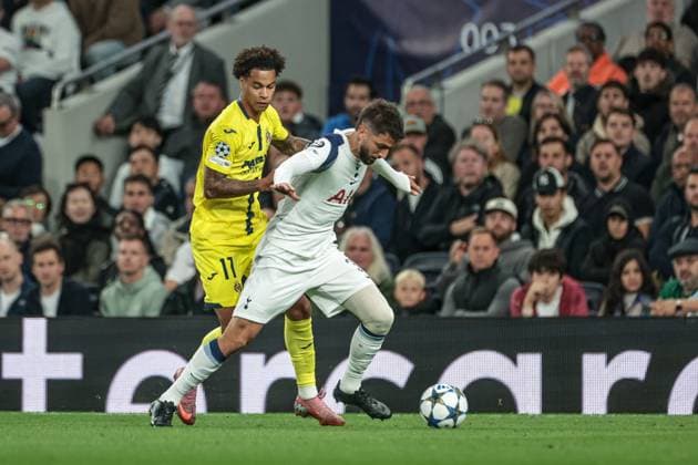 UEFA Champions League League Stage Tottenham Hotspur v Villarreal Rodrigo Bentancur of Tottenham Hotspur holds off the ball during the UEFA Champions League match Tottenham Hotspur vs Villarreal at Tottenham Hotspur Stadium, London, United Kingdom, 16th September 2025 (Photo by Mark Cosgrove News Images) London Tottenham Hotspur Stadium United Kingdom Copyright: xMarkxCosgrove NewsxImagesx