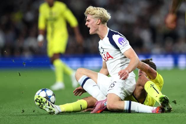 Tottenham Hotspur v Villarreal 16 September 2025, London - UEFA Champions League Football - Tottenham Hotspur v Villarreal - Lucas Bergvall of Tottenham Hotspur is tackled by Santiago Comesana of Villarreal - Photo: Charlotte Wilson Offside. London UK Copyright: xCharlottexWilsonx xOffsidexOffside