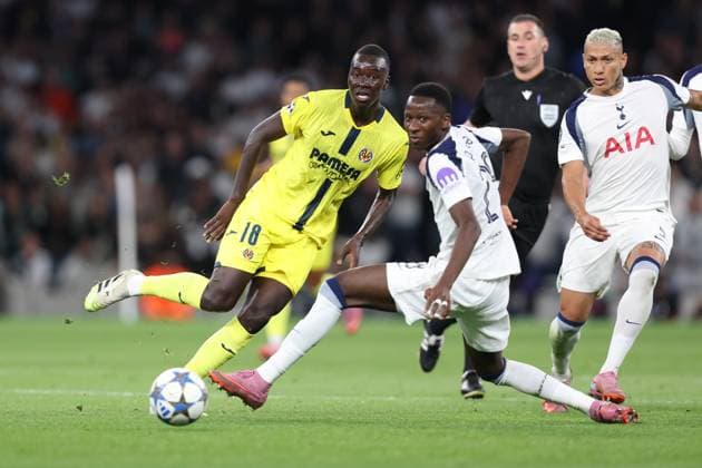 Tottenham Hotspur v Villarreal 16 September 2025, London - UEFA Champions League Football - Tottenham Hotspur v Villarreal - Pape Gueye of Villarreal makes a pass behind the Tottenham defence - Photo: Charlotte Wilson Offside. London UK Copyright: xCharlottexWilsonx xOffsidexOffside