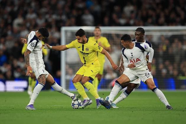 Tottenham Hotspur v Villareal CF Champions League 16 09 2025. Villarreal Club de Futbol Forward Ayoze PÃ rez (22) Under Pressure from Tottenham Hotspur Defender Cristian Romero (17) & Tottenham Hotspur Defender Pedro Porro (23) during the Champions League match between Tottenham Hotspur and Villareal CF at Tottenham Hotspur Stadium, London, United Kingdom on 16 September 2025. London Tottenham Hotspur Stadium London United Kingdom Editorial use only , Copyright: xChrisxFoxwellx PSI-22827-0022