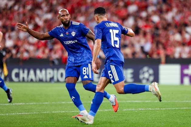 SL Benfica v QarabaÄü Futbol Klubu - UEFA Champions League 2025 2026 Jogador do Qarabag Leandro Marca e celebra com Kevin Medina durante a partida entre SL Benfica v QarabaÄü Futbol Klubu, valida pela UEFA Champions League 2025 2026 no Estadio da Luz, Portugal (Foto de Diogo Faria Reis Avant Sports) Lisboa Estadio da Luz Portugal Copyright: xDiogoxFariaxReis AvantxSportsx