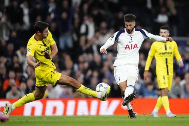 Tottenham Hotspur v Villarreal - UEFA Champions League LONDON, UNITED KINGDOM - SEPTEMBER 16: Rodrigo Bentancur (R) of Tottenham shoots to goal during the UEFA Champions League football match between Tottenham Hotspur and Villarreal CF at Tottenham Hotspur Stadium on September 16, 2025 in London, United Kingdom. Jose Hernandez Anadolu London United Kingdom. Editorial use only. Please get in touch for any other usage.  Copyright: x2025xAnadoluxJosexHernandezx