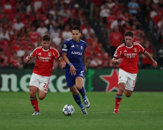 Matheus Silva (Qarabag FK) in a duel with Dahl (SL Benfica) during the match between SL Benfica and Qarabag FK, valid for Champions League at Estadio da Luz on 16 September 2025. Lisboa Portugal Copyright: xIMAGOx xPRIMExSPORTSxIMAGESx xFILIPExOLIVEIRAx