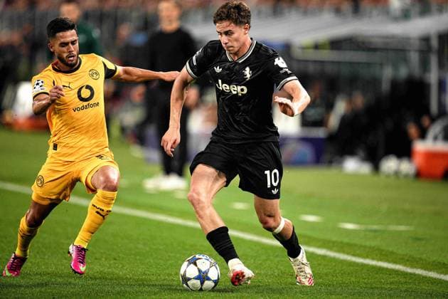 DortmundÕs Yan Couto fights for the ball with Juventus Kenan Yildiz during the Uefa Champions League soccer match, between Juventus and Borussia Dortmund at the Allianz Stadium in Turin, north west Italy - Tuesday, September 16, 2025. - Soccer  Copyright: xMarcoxAlpozzi LaPressex