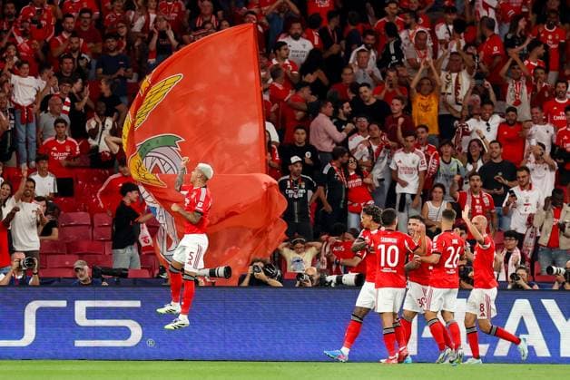 SL Benfica v Qarabag Futbol Klubu - UEFA Champions League 2025 2026 Medio defensivo argentino do SL Benfica Enzo Barrenechea 5 durante a partida entre SL Benfica v Qarabag Futbol Klubu, valida pela UEFA Champions League 2025 2026 no Estadio da Luz, Portugal (Foto de Diogo Faria Reis Avant Sports) Lisboa Estadio da Luz Portugal Copyright: xDiogoxFariaxReis AvantxSportsx