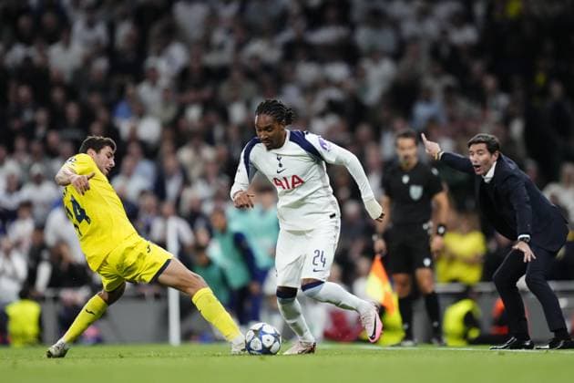 Tottenham Hotspur v Villarreal CF - UEFA Champions League LONDON, ENGLAND - SEPTEMBER 16: Djed Spence (L) left-back left-back of Tottenham and England and Santi Comesana (R) central midfield of Villarreal and Spain compete for the ball during the UEFA Champions League 2025 26 League Phase MD1 match between Tottenham Hotspur and Villarreal CF at Tottenham Hotspur Stadium on September 16, 2025 in London, England. Jose Hernandez Anadolu London United Kingdom. Editorial use only. Please get in touch for any other usage.  Copyright: x2025xAnadoluxJosexHernandezx