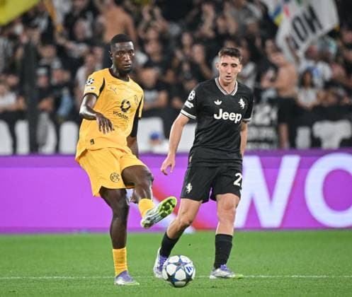 FUSSBALL CHAMPIONS LEAGUE SAISON 2025 2026 1. Spieltag Juventus Turin - Borussia Dortmund 16.09.2025 Serhou Guirassy (li, Borussia Dortmund) gegen Andrea Cambiaso (re, Juve)